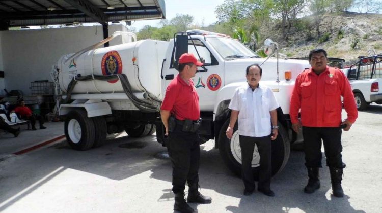 SEPROCI entrega unidad y equipos al cuerpo de bomberos