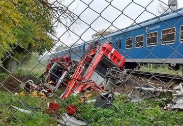 Camión de bomberos quedó destruido tras chocar con un tren