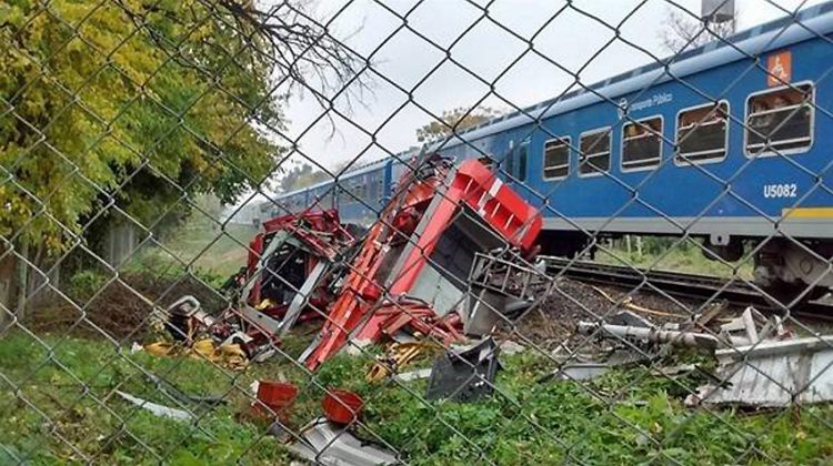 Camión de bomberos quedó destruido tras chocar con un tren