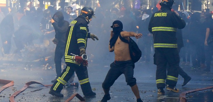 Encapuchados agreden a Bomberos que intentaban apagar incendios