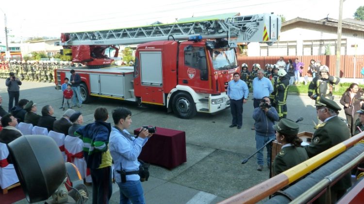 Bomberos de Puerto Montt recibe moderno carro-escala