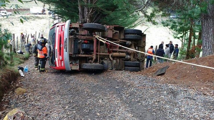 Dos bomberos resultaron lesionados tras volcamiento de carro bomba