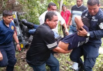 Tres bomberos resultan heridos tras volcar su unidad