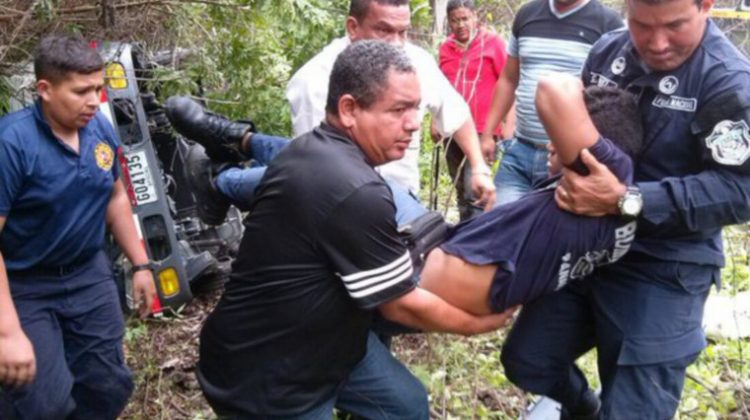 Tres bomberos resultan heridos tras volcar su unidad