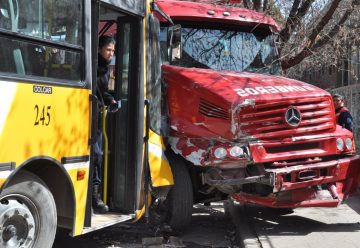 Choca colectivo contra una autobomba de la Policia