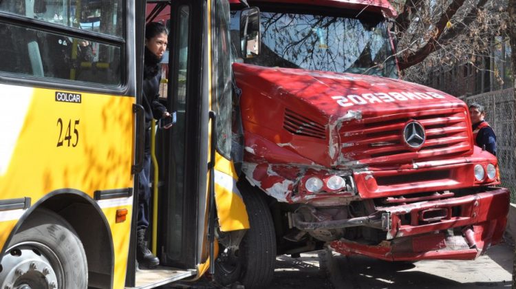 Choca colectivo contra una autobomba de la Policia