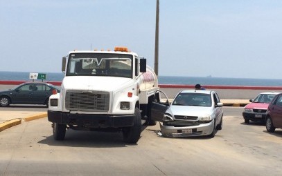 Chocan bomberos en el malecón de Coatzacoalcos