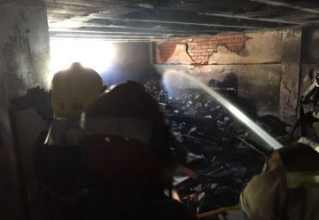 Tres bomberos necesitan atención médica tras un incendio