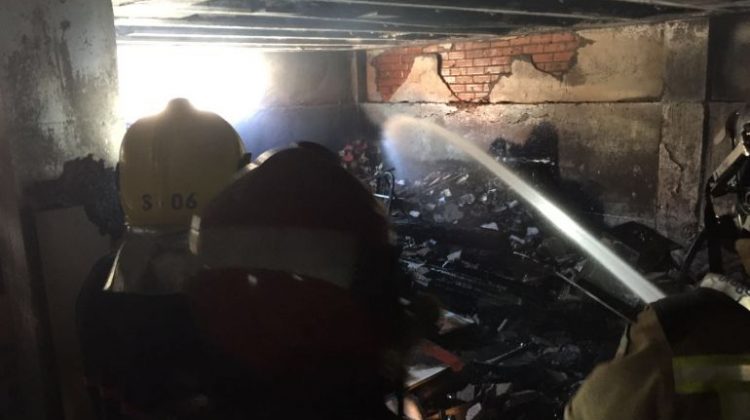 Tres bomberos necesitan atención médica tras un incendio