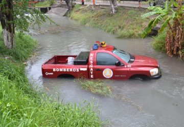 Unidad de bomberos acaba en el canal