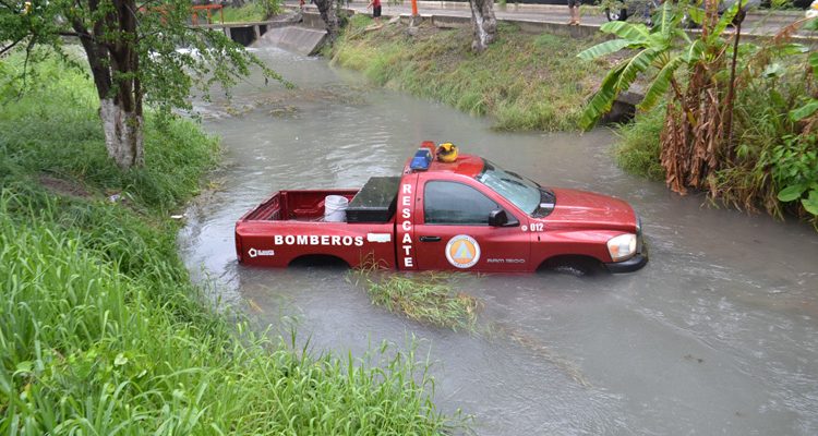 Unidad de bomberos acaba en el canal