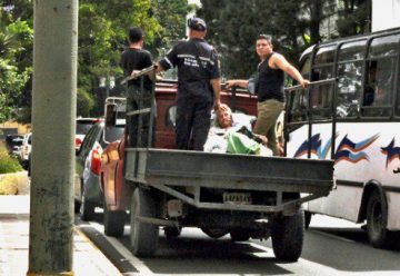 Bomberos usan camiones como ambulancia