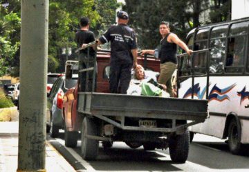 Bomberos usan camiones como ambulancia