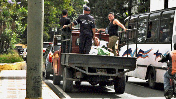 Bomberos usan camiones como ambulancia