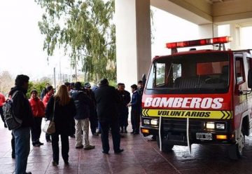 Dieron un nuevo camión autobomba para los Bomberos Volutarios