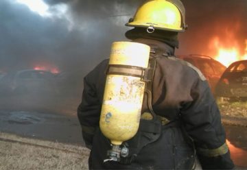 Voraz incendio en depósito de autos en Villa Mercedes
