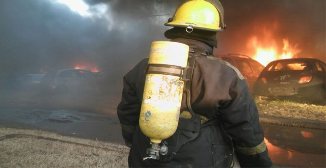 Voraz incendio en depósito de autos en Villa Mercedes
