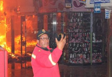 Bombero se toma selfie durante incendio y genera gran polemica