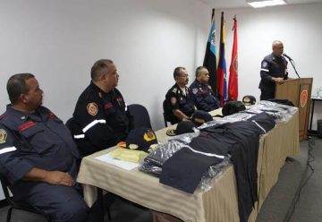 Dotan a los Bomberos de Maracaibo con uniformes nuevos