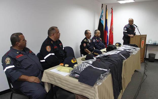 Dotan a los Bomberos de Maracaibo con uniformes nuevos