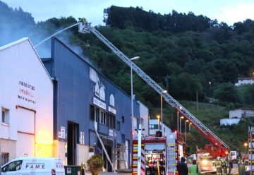 Dos bomberos heridos en un incendio declarado en Muskiz