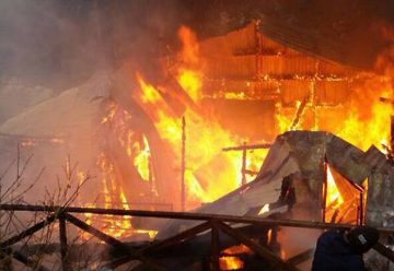 Incendio consume cuartel de bomberos en Tortel