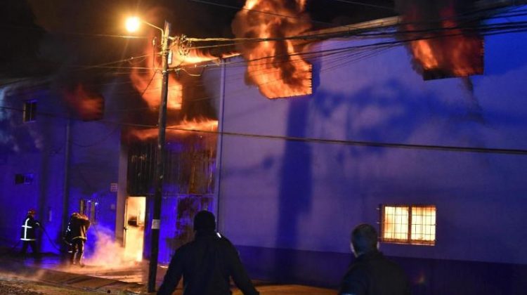 Ardió una fábrica de colchones en Posadas
