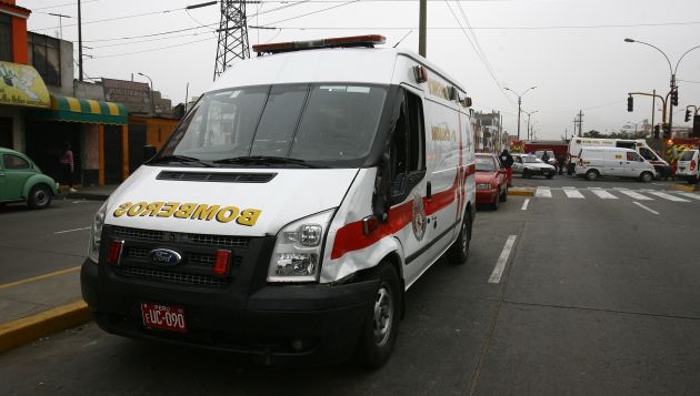 Motociclista muere tras chocar contra ambulancia de bomberos