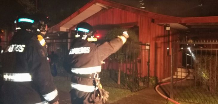 Dos bomberos lesionados tras incendio de vivienda en Osorno