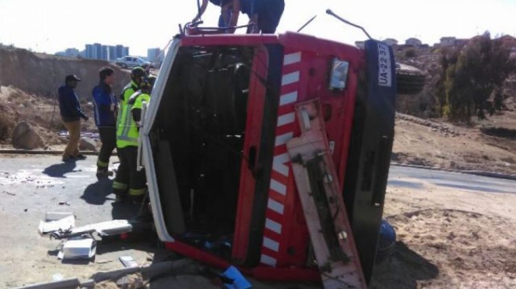 Cuatro bomberos quedaron heridos al volcar su carro en Coquimbo