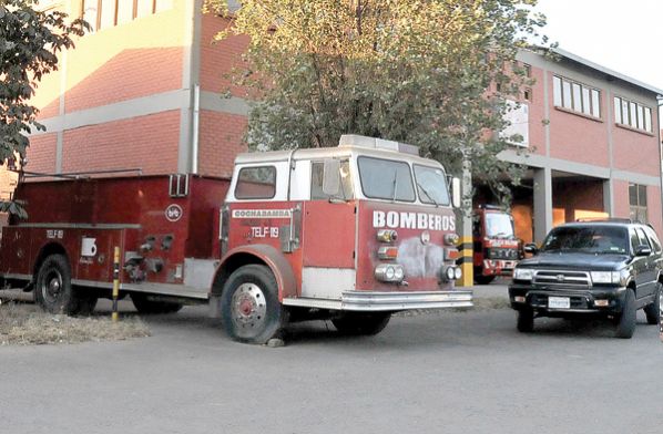 Dos carros bomberos parados por falta de pago