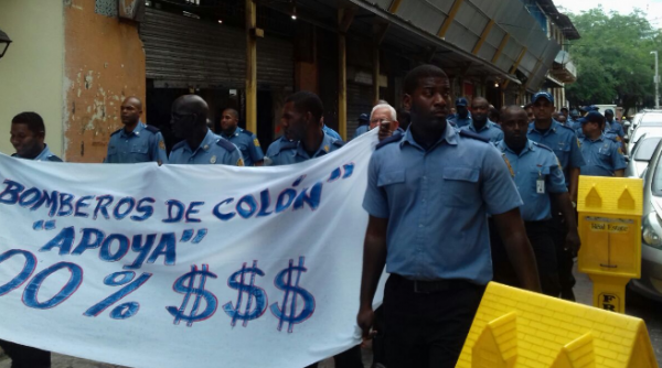 Bomberos protestan hacia la Presidencia piden utensilios y aumento salarial