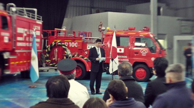 La Embajada de Japón entrego dos autobombas a los Bomberos de Pila