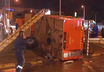 Un camión de Bomberos chocó contra un auto y volcó