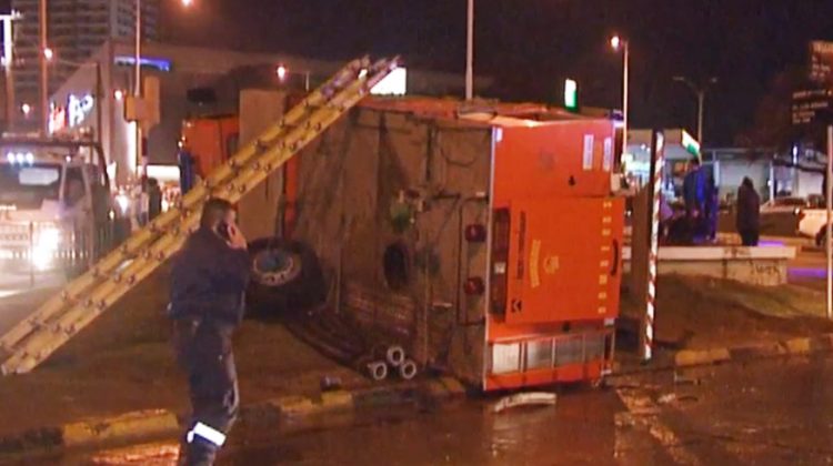 Un camión de Bomberos chocó contra un auto y volcó