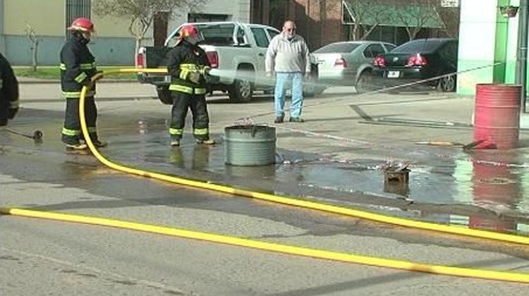Dos bomberos sufrieron quemaduras en una explosión