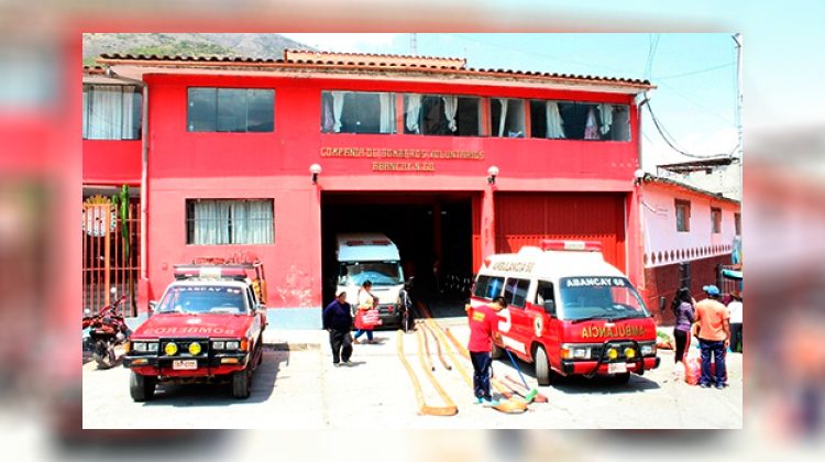Tres bomberos heridos en incendio forestal