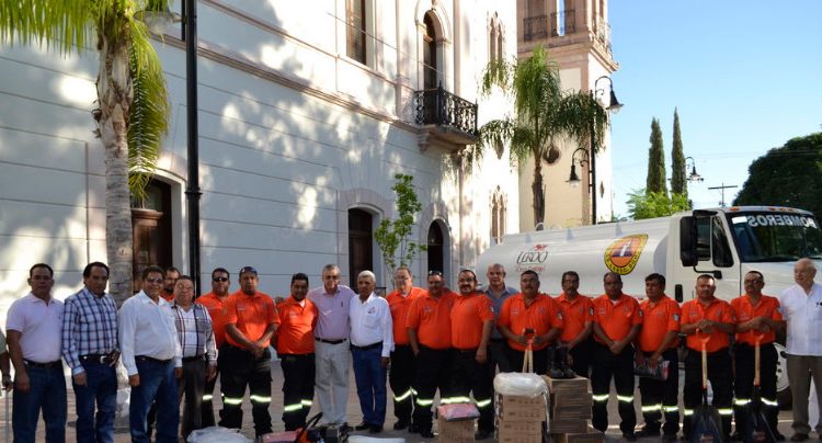 Entregan unidades y equipo a Bomberos y Seguridad Pública