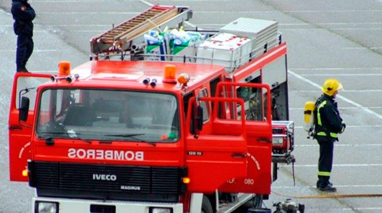 Tres bomberos Intoxicados en el incendio de una nave en Aranda