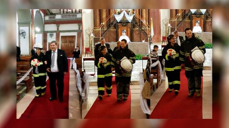 Se enamoraron en el cuartel y se casaron vestidos de bomberos