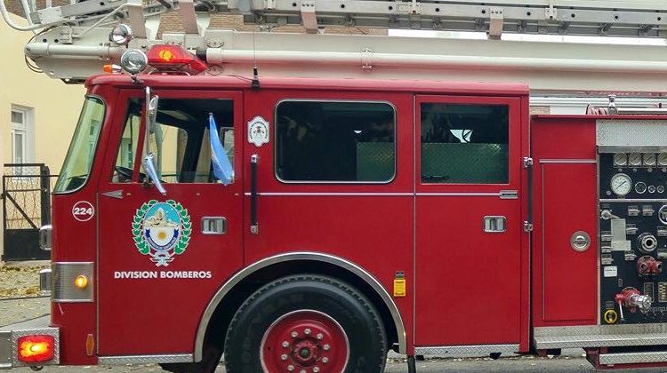 Un bombero sufrió quemaduras internas en incendio