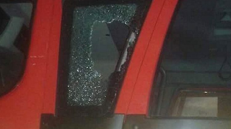 Agreden a bomberos en Coquimbo, Un herido y daños en carro