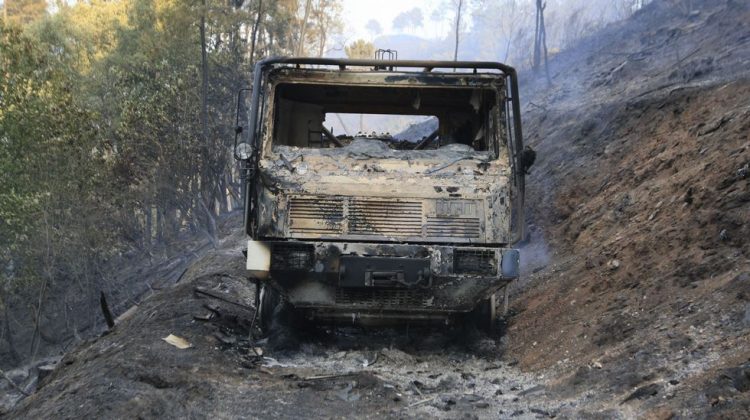 Brigadistas sufren quemaduras al ser acorralados por el fuego