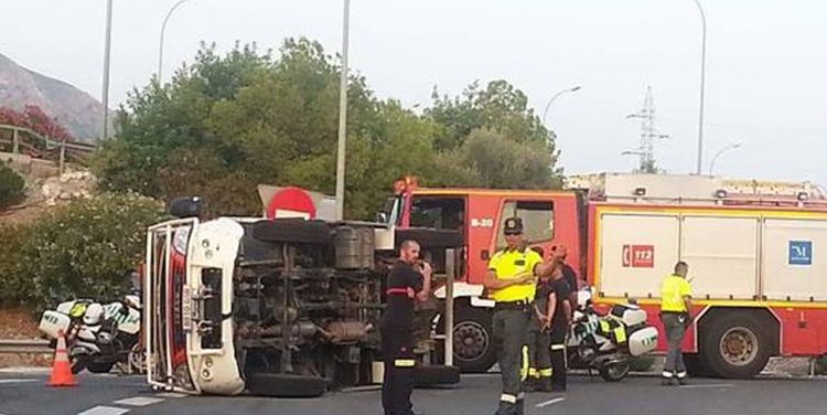 Tres bomberos heridos al volcar su camión en una rotonda de Maro