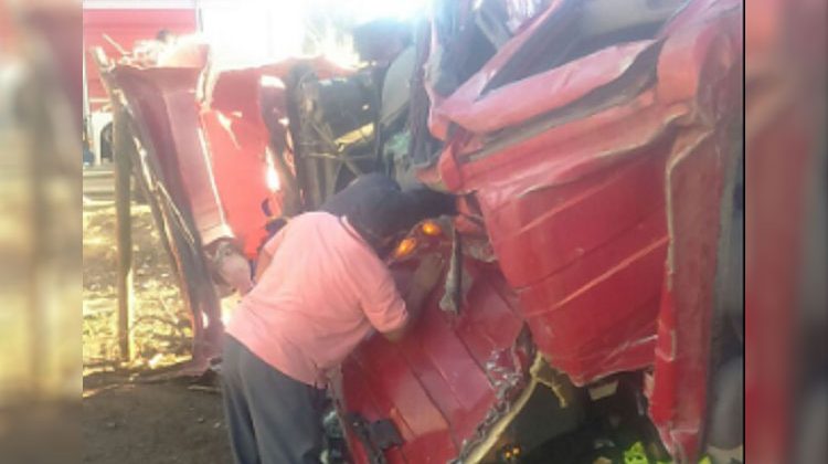 Dos bomberos graves tras volcar el carro