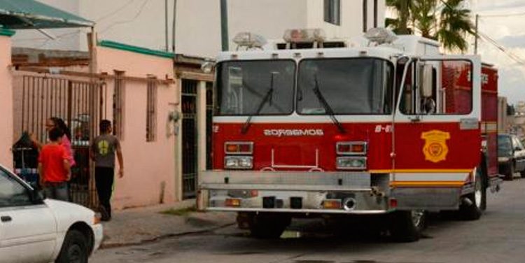 Se lesionan dos bomberos al combatir incendio