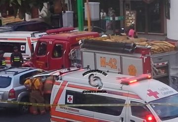 Dos bomberos heridos tras colisión de vehículo contra unidad extintora