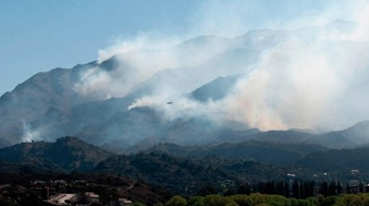 Dos focos de incendio preocupan a bomberos en San Luis
