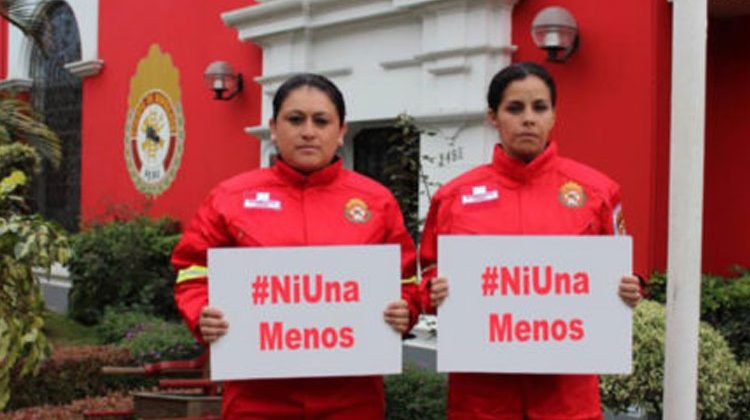 Bomberos de Peru se unen a la marcha ‘Ni una menos’