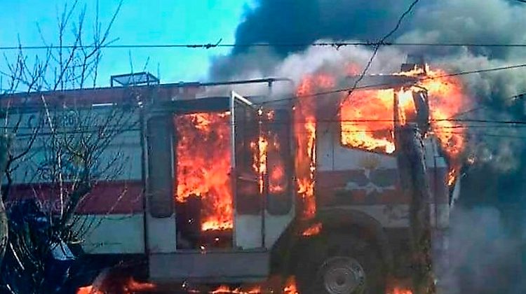 Se incendió autobomba mientras combatía un siniestro